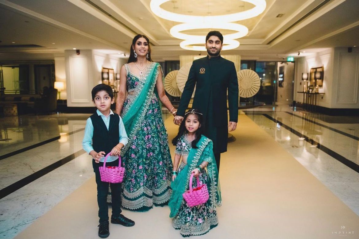 bride twinning with sister on her wedding